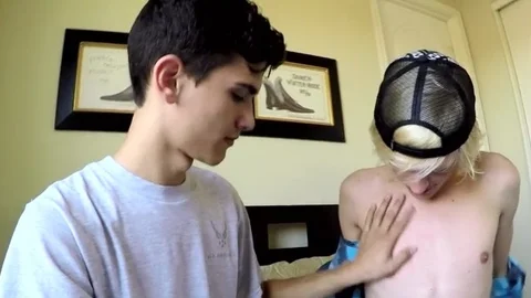 HomeMadeTwinks.com: Justin sensual kissing in the bed